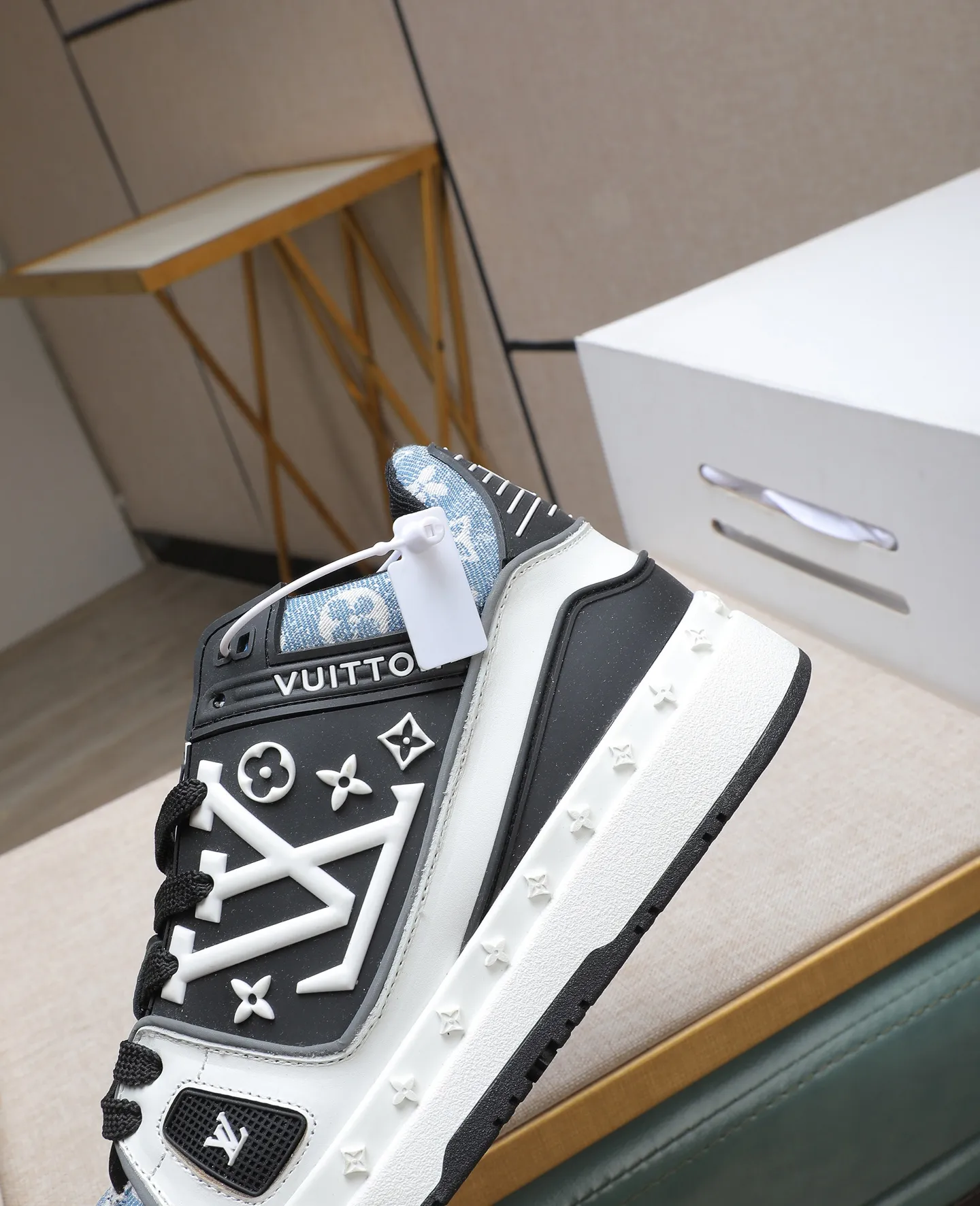 Men's men's shoes 💰640 LV are novel and fashionable, the uppers are made of imported cowhide, and they have a super trendy design! It’s eye-catching! The leather is soft, delicate, shiny and translucent, showing the ultimate hand-made craftsmanship, the tongue has the LV logo, and the mesh upper is soft, comfortable and breathable! Size: 38-44 (45 customized